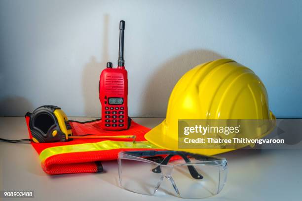 safety gear kit and tools close up on wood table - antenne freisteller stock-fotos und bilder