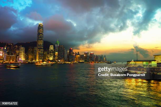 beautiful crowded downtown and building in hong kong cityscape at sunset - wanderweg skyline trail stock-fotos und bilder