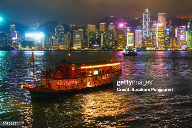 victoria harbor with tourist saiboat at sunset in hong kong - sentier skyline photos et images de collection