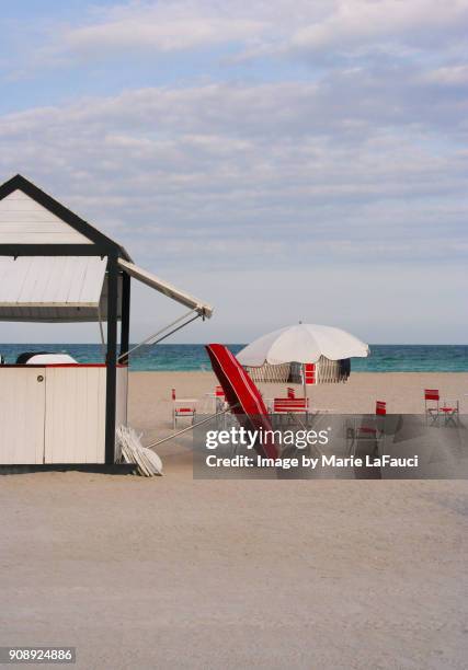 retro-style cabana hut with beach chairs and umbrellas - strandhütte stock-fotos und bilder