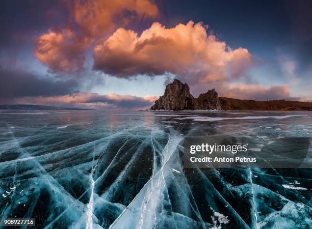 sunset at the rock shamanka. lake baikal - irkutsk photos et images de collection