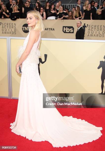 Margot Robbie arrives at the 24th Annual Screen Actors Guild Awards at The Shrine Auditorium on January 21, 2018 in Los Angeles, California.