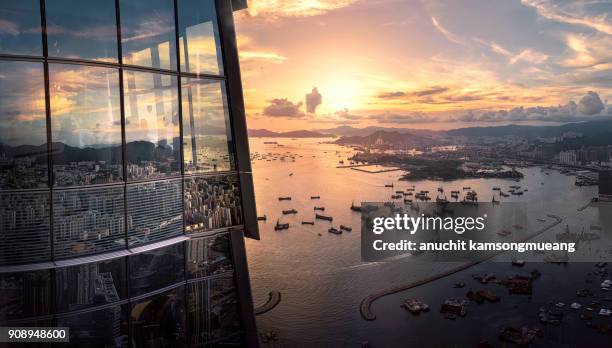 sunset skyline - porto di victoria hong kong foto e immagini stock