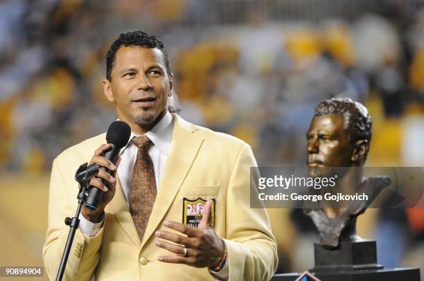 Rod Woodson, former Pittsburgh Steelers cornerback and a recent inductee into the Pro Football Hall of Fame, addresses the fans after he was...