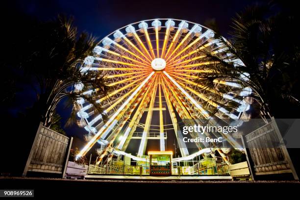 illuminated ferris wheel - radial symmetry ストックフォトと画像