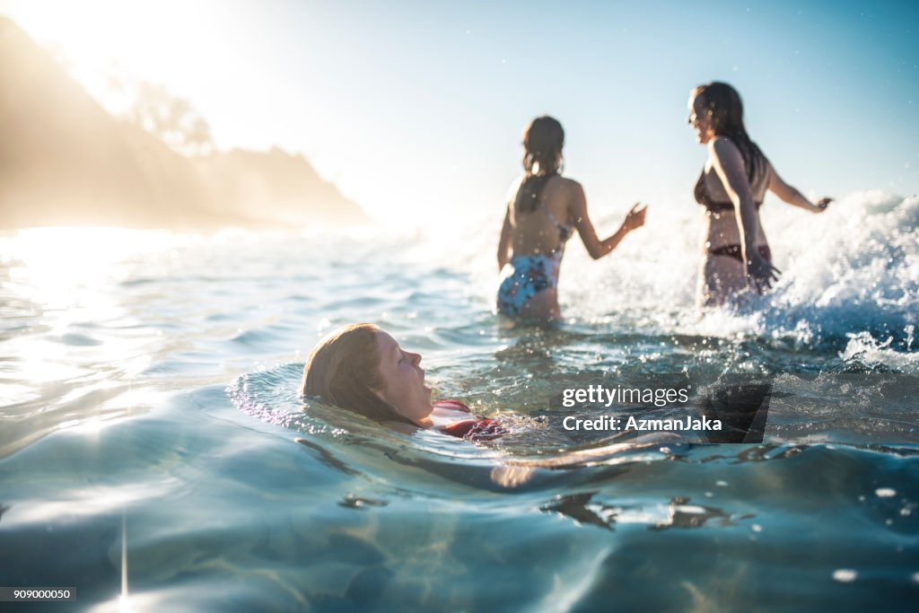 Vrienden zwemmen in de Oceaan in de zomer