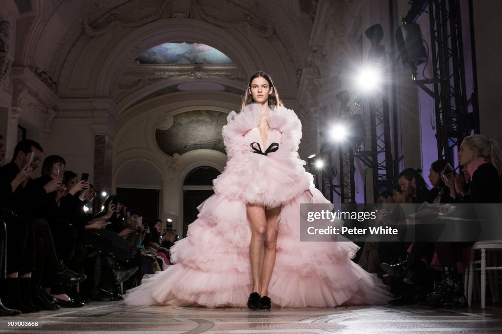 Giambattista Valli : Runway - Paris Fashion Week - Haute Couture Spring Summer 2018