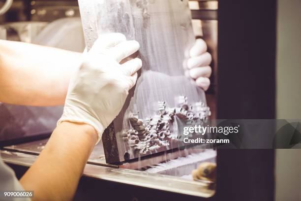 odontotecnico che estrae la protesi dalla stampante 3d in polvere - digital printing foto e immagini stock