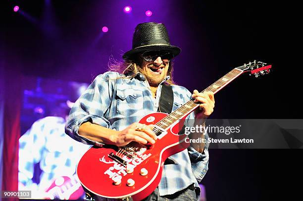 Musician Kid Rock performs in The Pearl concert theater at the Palms Casino Resort on September 17, 2009 in Las Vegas, Nevada.