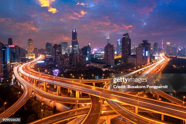 shanghai elevated road junction and interchange overpass at sunset in china - wanderweg skyline trail stock-fotos und bilder