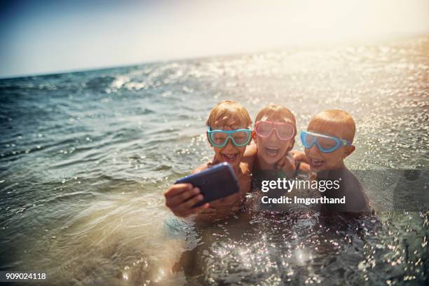 selfie van de familie nemen op een strand in de avond - hot boy pics stockfoto's en -beelden