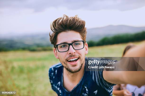 junger mann nehmen selfie. - poträt mann frühling stock-fotos und bilder