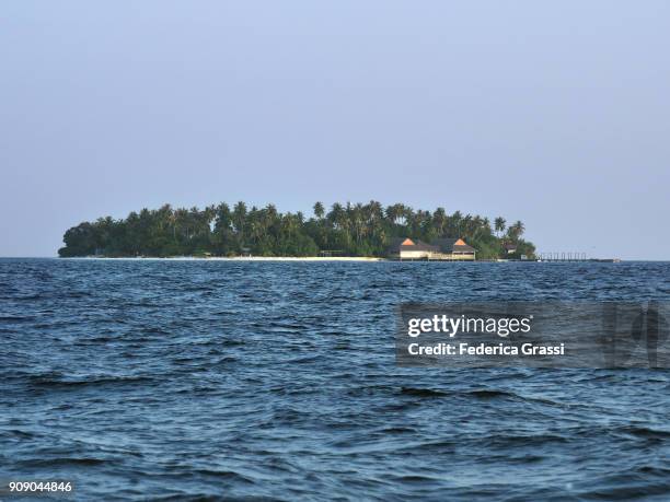 maldivian island kuda bandos seen from a boat - bandos foto e immagini stock