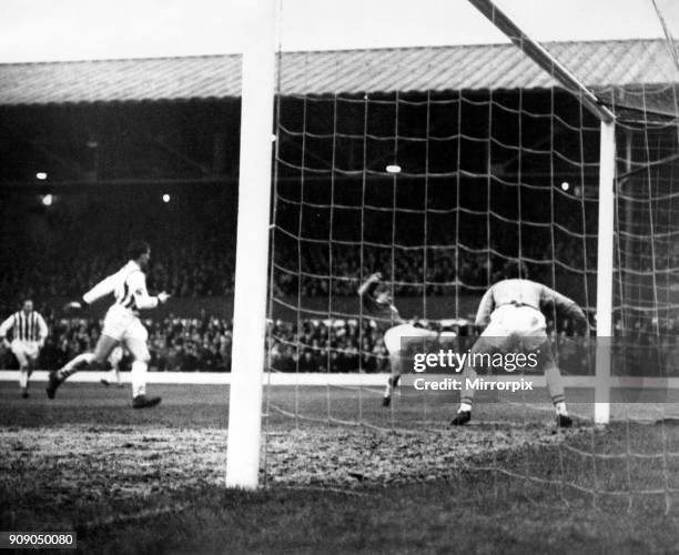 West Bromwich Albion v Liverpool, final score 2-1 to Liverpool. FA Cup 3rd round, at The Hawthorns. Hunt shoots wide in the match against West Brom,...
