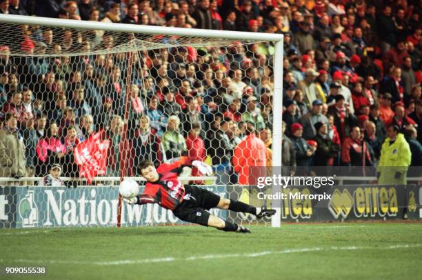 Division One match, Middlesbrough 6 -0 Swindon Town held at the Riverside Stadium. Goalkeeper Marlon Beresford, 11th March 1998.