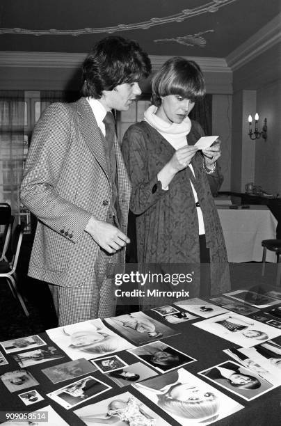 Actress Joanna Lumley judging a Purdey haircut lookalike contest with hairdresser John Frieda. March 1977.