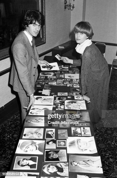 Actress Joanna Lumley judging a Purdey haircut lookalike contest with hairdresser John Frieda. March 1977.