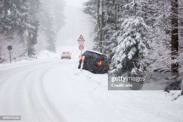 schneebedeckte straße und verkehr - taunusgebirge stock-fotos und bilder