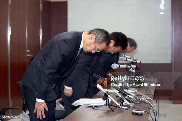 Shinya Yamanaka, director of Kyoto University's Center for iPS Cell Research and Application, and other officials bow during a news conference on...