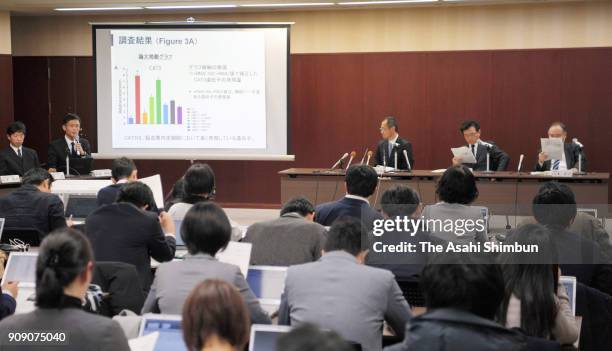 Shinya Yamanaka , director of Kyoto University's Center for iPS Cell Research and Application, and other officials attend a news conference on...