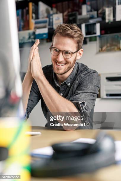 portrait of smiling man working at desk at home - zzp'er bouw stockfoto's en -beelden