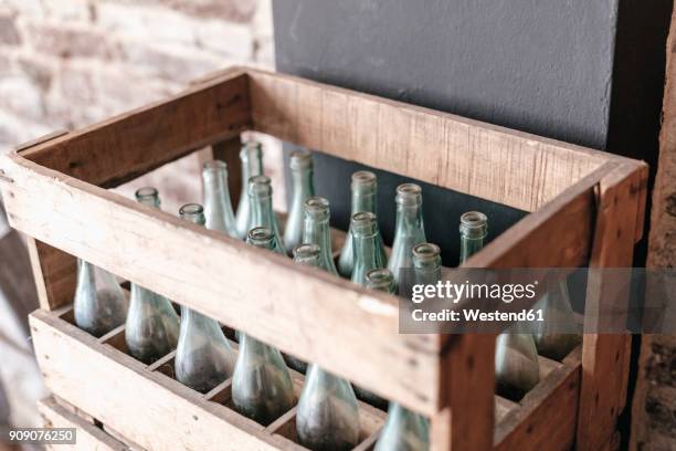 empty bottles in a wooden crate - caisse bois photos et images de collection