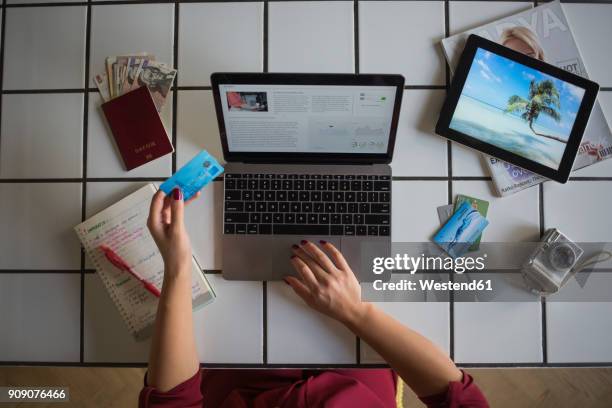 young woman using laptop, paying with credit card, travel booking - hacer una reserva fotografías e imágenes de stock