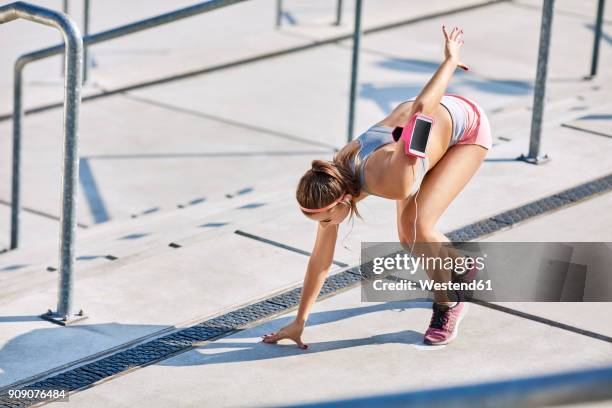 fit young woman ready for sprint - sprint phone stock pictures, royalty-free photos & images