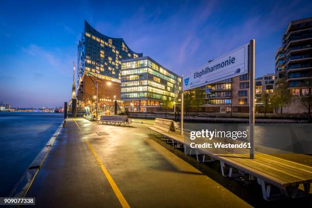 germany, hamburg, hafencity, mooring area elbphilharmonie, elbe philharmonic hall in background - elbphilharmonie hamburg foto e immagini stock