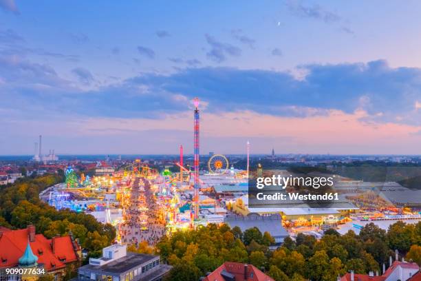 germany, bavaria, munich, view of beer fest fair on theresienwiese in the evening - bar de cerveza fotografías e imágenes de stock