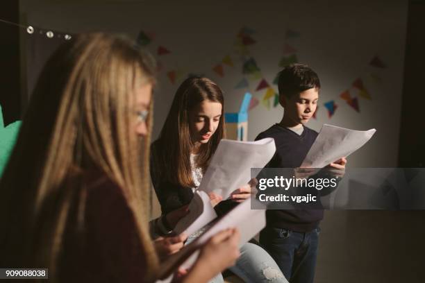 répétition de lecture école - faire du théâtre photos et images de collection