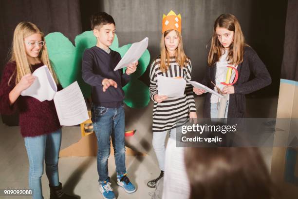 répétition de lecture école - faire du théâtre photos et images de collection