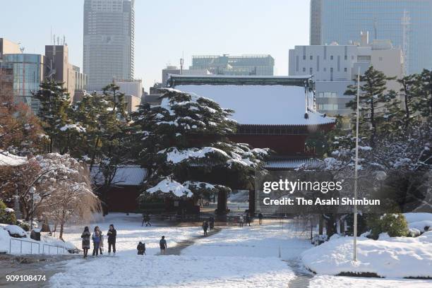 Snow covered Zojoji Temple is seen on January 23, 2018 in Tokyo, Japan. The snowstorm affected traffic and public transport in the capital and...