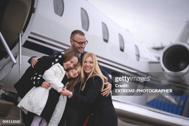 family at the airport - family with two children stock pictures, royalty-free photos & images