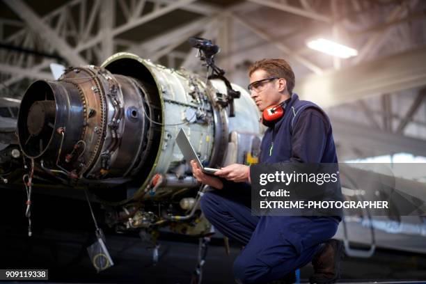 mecánico de aviones en el hangar - motor a reacción fotografías e imágenes de stock