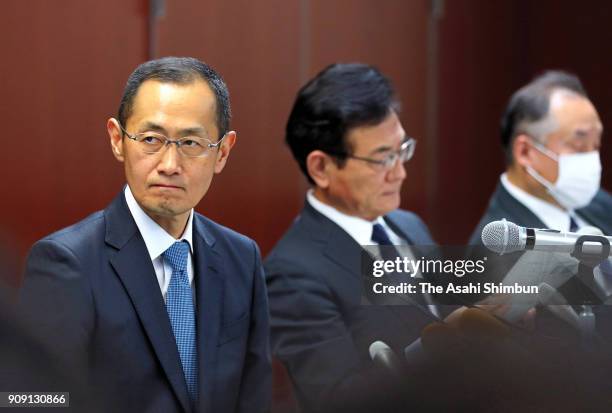 Shinya Yamanaka , director of Kyoto University's Center for iPS Cell Research and Application, and other officials attend a news conference on...