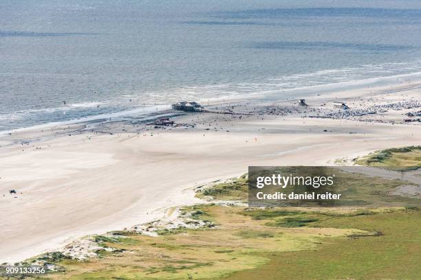 küsten landschaft mit strandkörben - sankt peter ording stock pictures, royalty-free photos & images