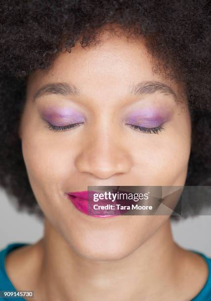 urban woman with eyes closed - purple eyeshadow imagens e fotografias de stock