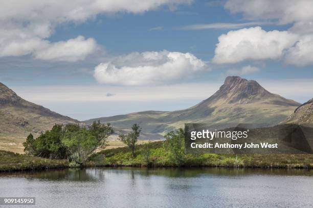 stac pollaidh in the assynt hills from loch cul dromannan, assynt, scotland - stac pollaidh foto e immagini stock
