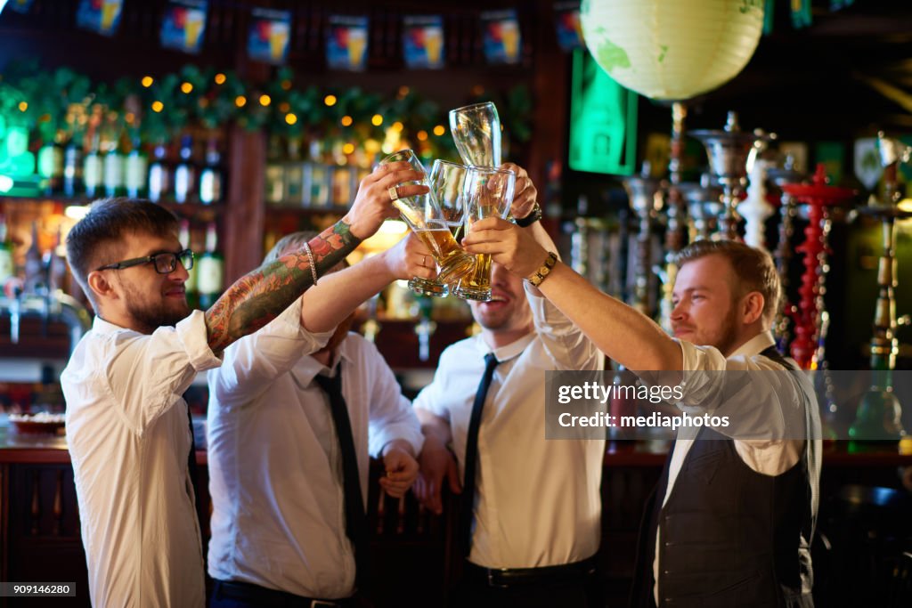 Opgewonden managers vieren van succes in pub