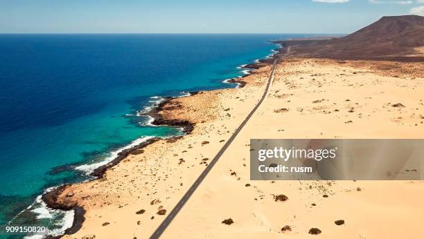 luchtfoto van park in corralejo, fuerteventura, canarische eilanden - corralejo stockfoto's en -beelden