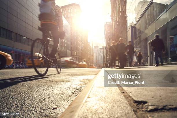 movimiento de manhattan borrosa hora punta - hora punta fotografías e imágenes de stock