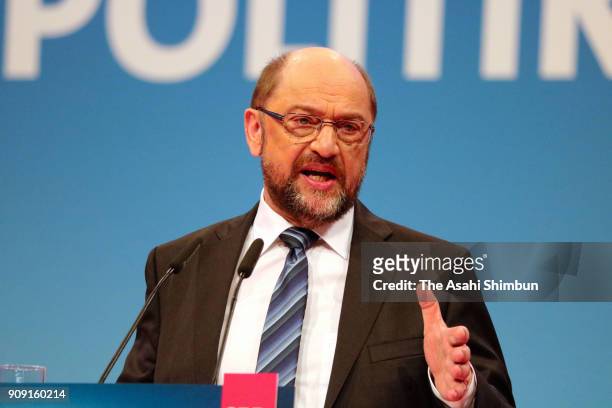 Martin Schulz, head of the German Social Democrats , speaks to delegates at the SPD federal congress on January 21, 2018 in Bonn, Germany. The SPD is...