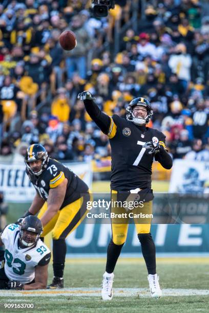 Ben Roethlisberger of the Pittsburgh Steelers throws a touchdown pass to Antonio Brown during the fourth quarter against the Jacksonville Jaguars of...