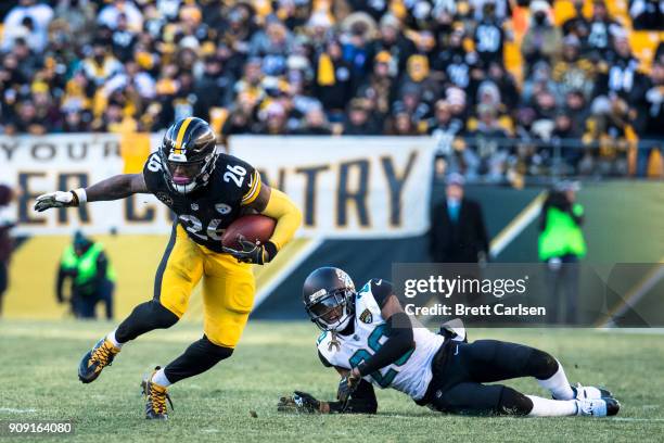 Le'Veon Bell of the Pittsburgh Steelers runs with the ball during the second half of the AFC Divisional Playoff game against the Jacksonville Jaguars...