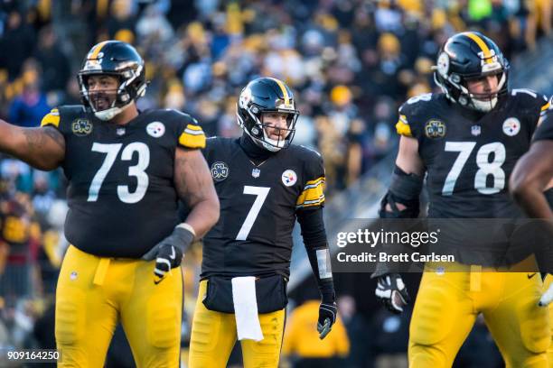 Ben Roethlisberger of the Pittsburgh Steelers walks to the line of scrimmage behind teammates Ramon Foster and Alejandro Villanueva during the second...