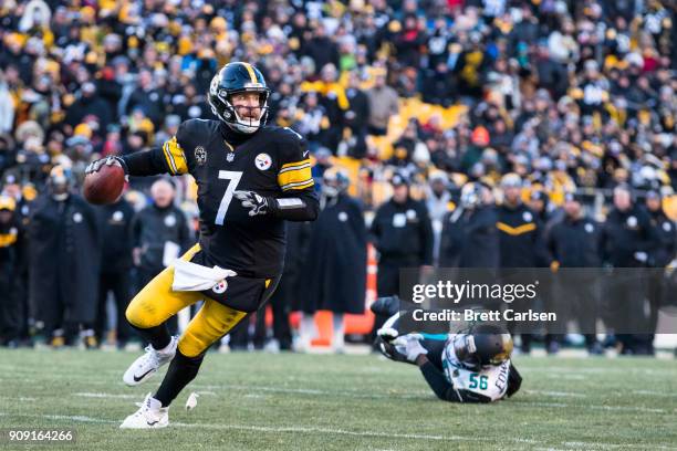 Ben Roethlisberger of the Pittsburgh Steelers runs with the ball before throwing a lateral to Le'Veon Bell for a touchdown during the second half of...