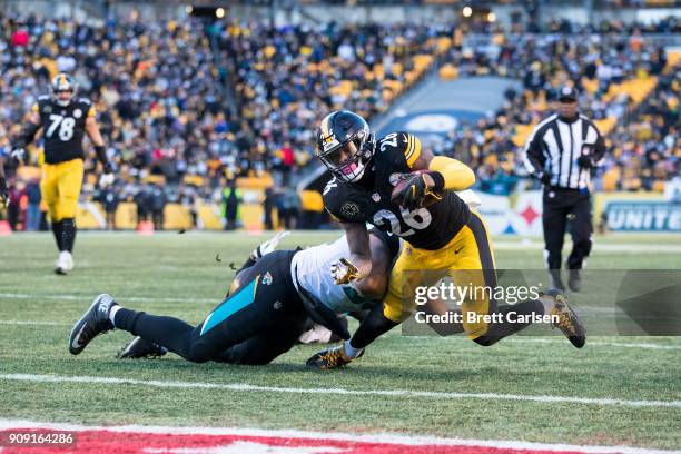 Le'Veon Bell of the Pittsburgh Steelers carries a ball lateraled by Ben Roethlisberger for a touchdown during the second half of the AFC Divisional...