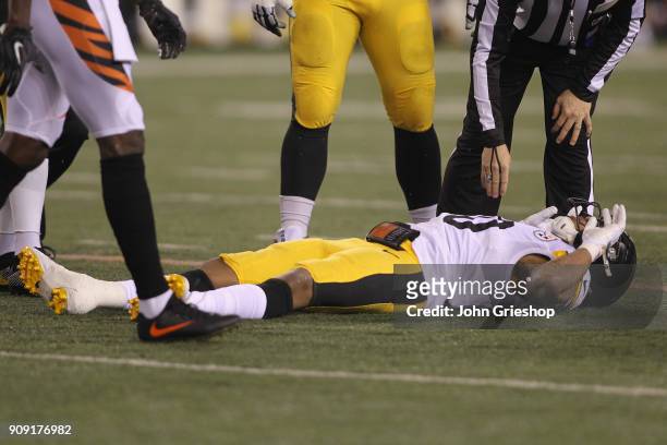 Ryan Shazier of the Pittsburgh Steelers suffers a back injury during the game against the Cincinnati Bengals at Paul Brown Stadium on December 4,...
