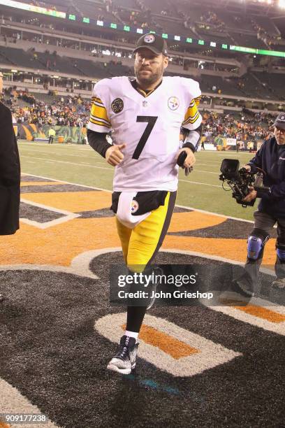 Ben Roethlisberger of the Pittsburgh Steelers leaves the field victorious during the game against the Cincinnati Bengals at Paul Brown Stadium on...